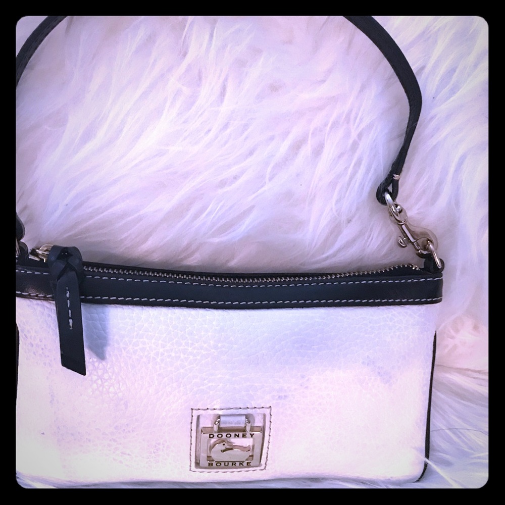Dooney/Bourke clutch